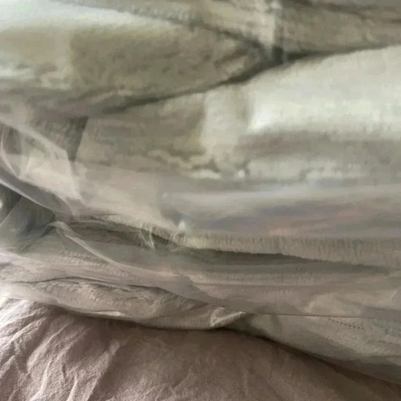 NIB Amazon Micromink Sherpa Throw Super Soft Wrinkle Resistant GREY 50”X 60” - Picture 3 of 5